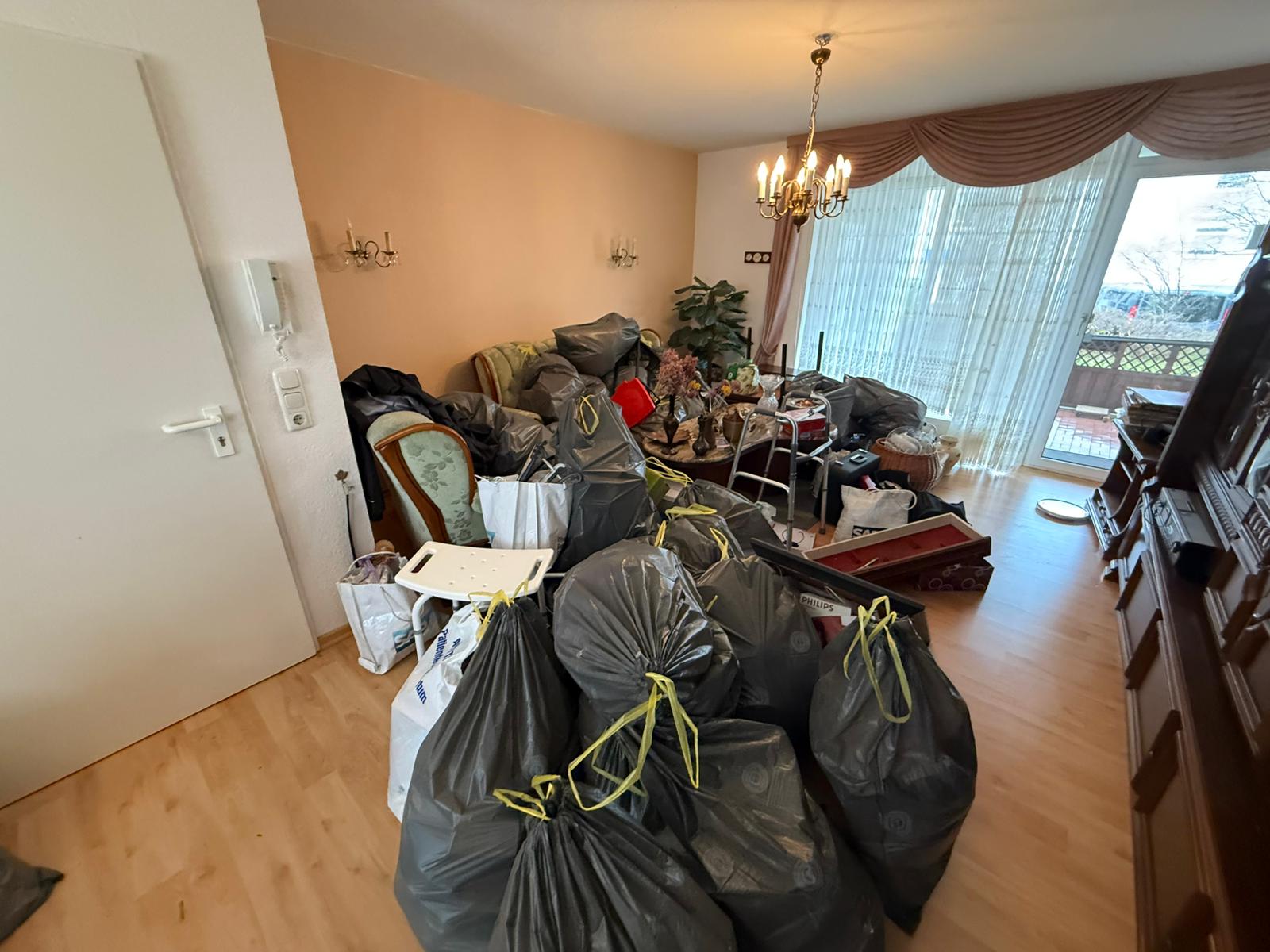 Großer Raum vor der Entrümpelung